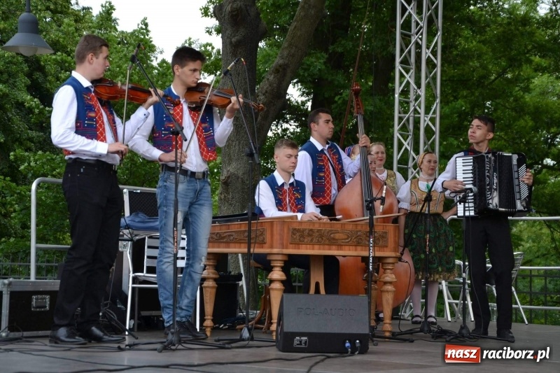 Zdjęcie w galerii na portalu naszraciborz.pl: Węgrzy, Słowacy i Ukraińcy zatańczyli na zamku  wiadomości z regionu