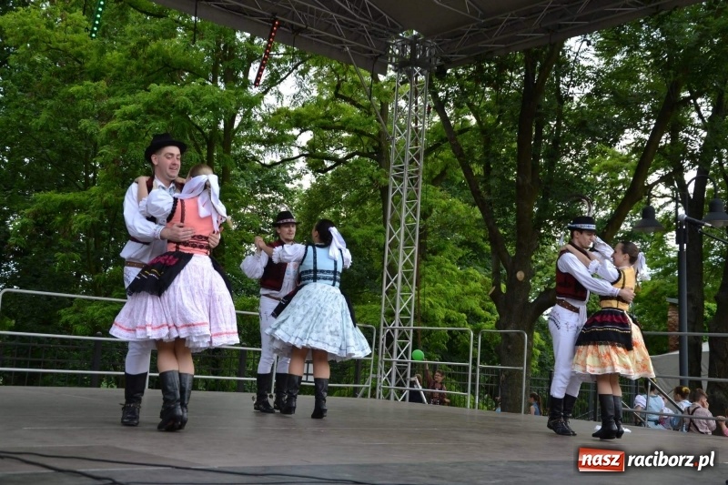 Zdjęcie w galerii na portalu naszraciborz.pl: Węgrzy, Słowacy i Ukraińcy zatańczyli na zamku  wiadomości z regionu