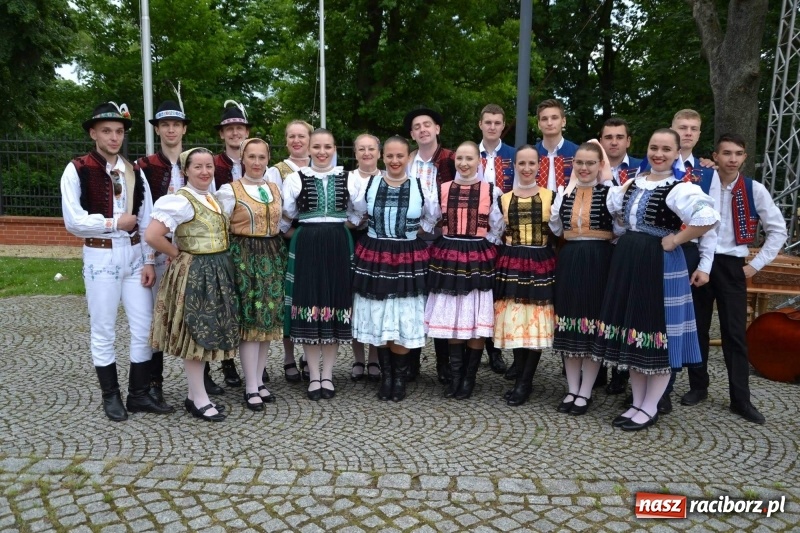 Zdjęcie w galerii na portalu naszraciborz.pl: Węgrzy, Słowacy i Ukraińcy zatańczyli na zamku  wiadomości z regionu