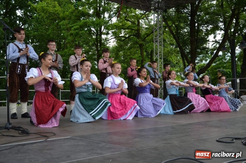 Zdjęcie w galerii na portalu naszraciborz.pl: Węgrzy, Słowacy i Ukraińcy zatańczyli na zamku  wiadomości z regionu