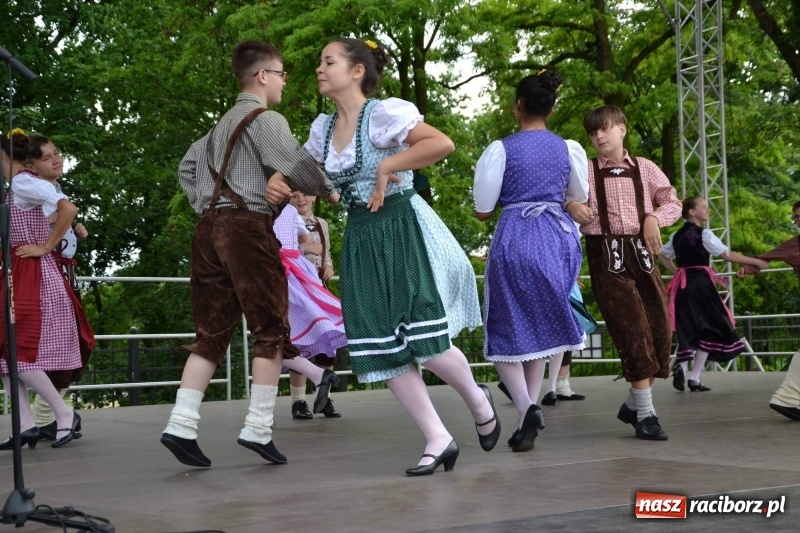 Zdjęcie w galerii na portalu naszraciborz.pl: Węgrzy, Słowacy i Ukraińcy zatańczyli na zamku  wiadomości z regionu