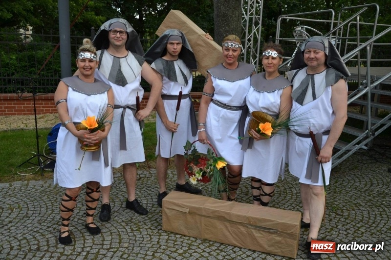 Zdjęcie w galerii na portalu naszraciborz.pl: Węgrzy, Słowacy i Ukraińcy zatańczyli na zamku  wiadomości z regionu