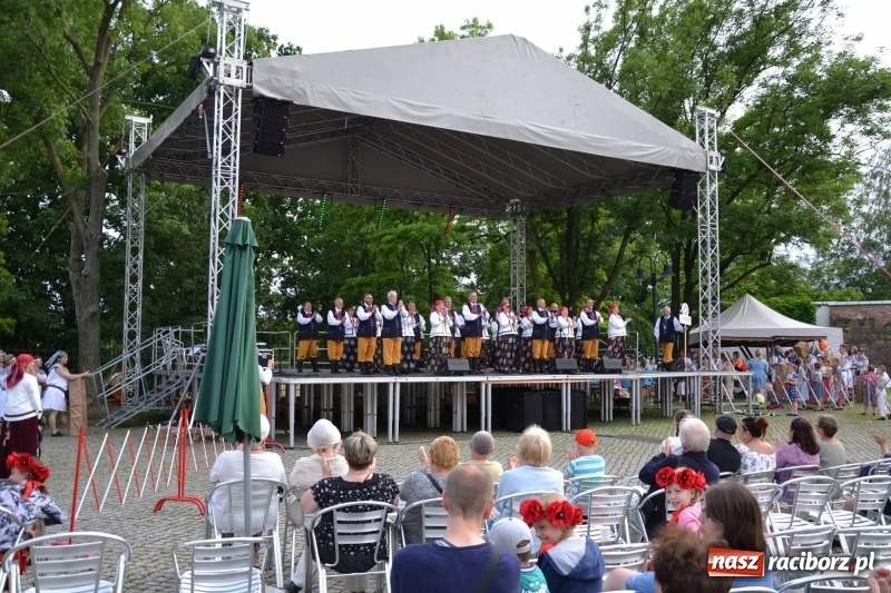 Zdjęcie w galerii na portalu naszraciborz.pl: Węgrzy, Słowacy i Ukraińcy zatańczyli na zamku  wiadomości z regionu