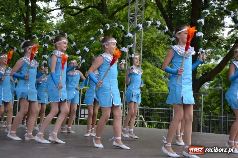 Zdjęcie w galerii na portalu naszraciborz.pl: Węgrzy, Słowacy i Ukraińcy zatańczyli na zamku  wiadomości z regionu