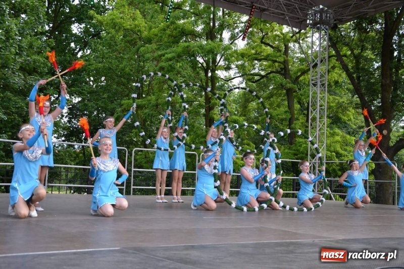 Zdjęcie w galerii na portalu naszraciborz.pl: Węgrzy, Słowacy i Ukraińcy zatańczyli na zamku  wiadomości z regionu