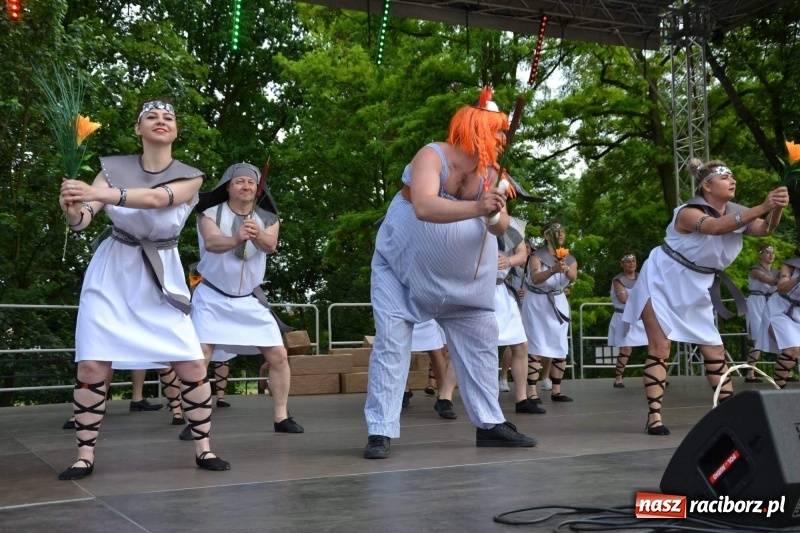 Zdjęcie w galerii na portalu naszraciborz.pl: Węgrzy, Słowacy i Ukraińcy zatańczyli na zamku  wiadomości z regionu