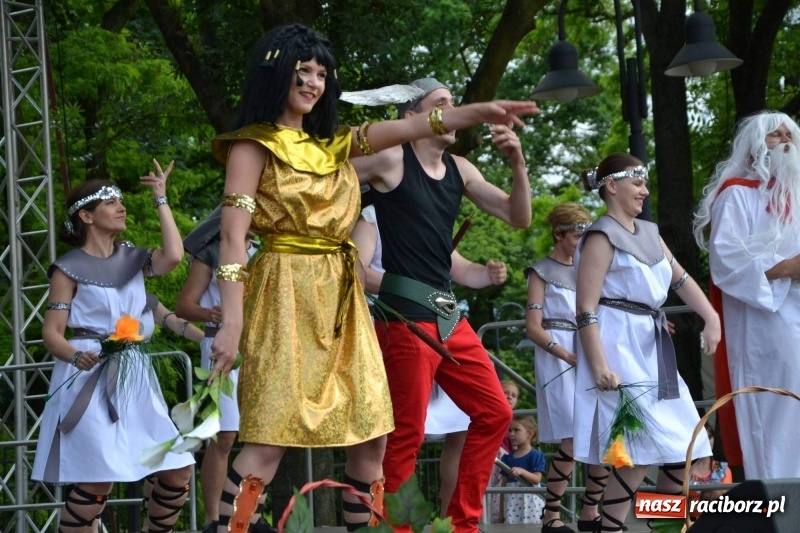 Zdjęcie w galerii na portalu naszraciborz.pl: Węgrzy, Słowacy i Ukraińcy zatańczyli na zamku  wiadomości z regionu