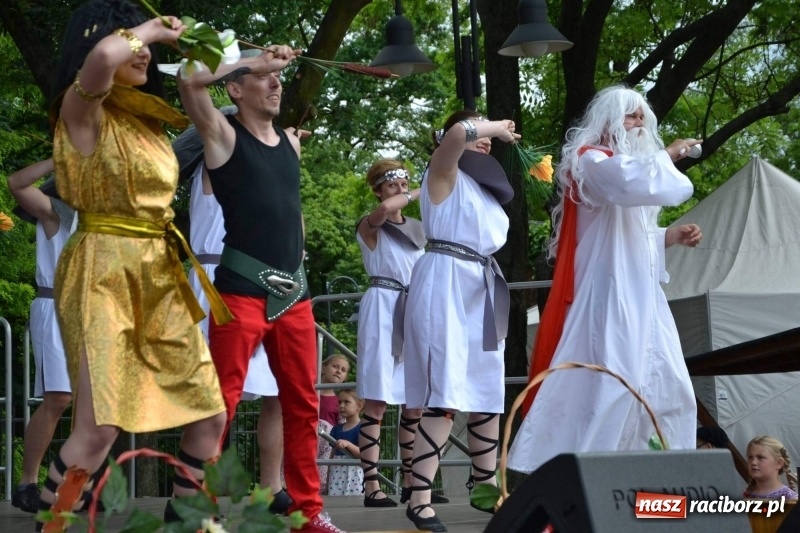 Zdjęcie w galerii na portalu naszraciborz.pl: Węgrzy, Słowacy i Ukraińcy zatańczyli na zamku  wiadomości z regionu