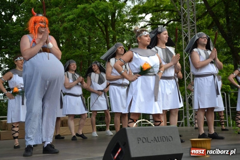 Zdjęcie w galerii na portalu naszraciborz.pl: Węgrzy, Słowacy i Ukraińcy zatańczyli na zamku  wiadomości z regionu