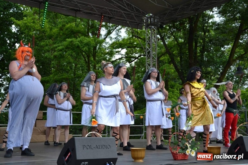 Zdjęcie w galerii na portalu naszraciborz.pl: Węgrzy, Słowacy i Ukraińcy zatańczyli na zamku  wiadomości z regionu