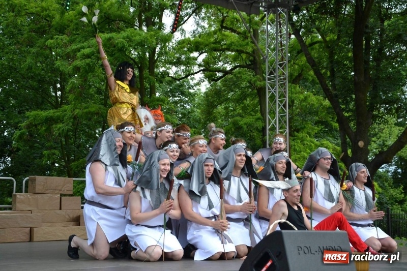 Zdjęcie w galerii na portalu naszraciborz.pl: Węgrzy, Słowacy i Ukraińcy zatańczyli na zamku  wiadomości z regionu