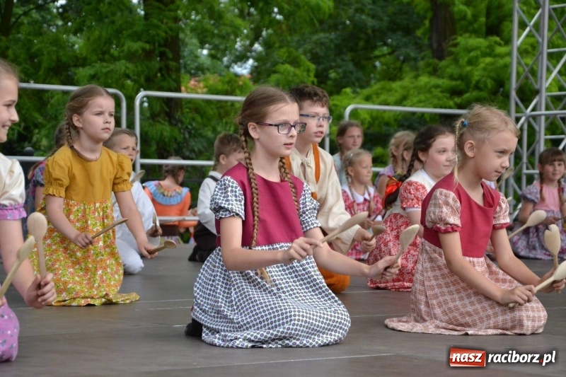 Zdjęcie w galerii na portalu naszraciborz.pl: Węgrzy, Słowacy i Ukraińcy zatańczyli na zamku  wiadomości z regionu