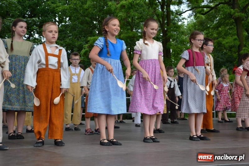 Zdjęcie w galerii na portalu naszraciborz.pl: Węgrzy, Słowacy i Ukraińcy zatańczyli na zamku  wiadomości z regionu