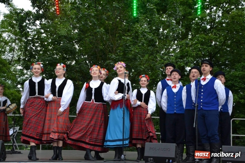 Zdjęcie w galerii na portalu naszraciborz.pl: Węgrzy, Słowacy i Ukraińcy zatańczyli na zamku  wiadomości z regionu