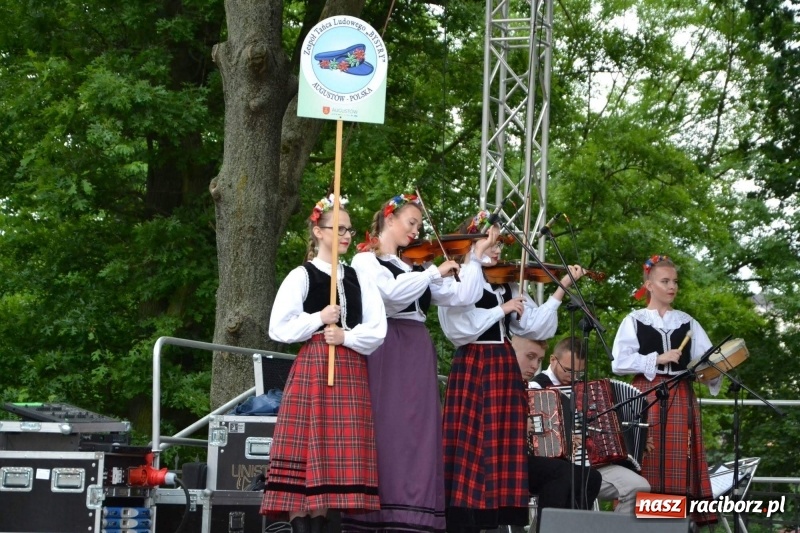Zdjęcie w galerii na portalu naszraciborz.pl: Węgrzy, Słowacy i Ukraińcy zatańczyli na zamku  wiadomości z regionu