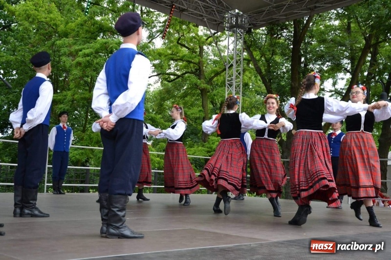 Zdjęcie w galerii na portalu naszraciborz.pl: Węgrzy, Słowacy i Ukraińcy zatańczyli na zamku  wiadomości z regionu