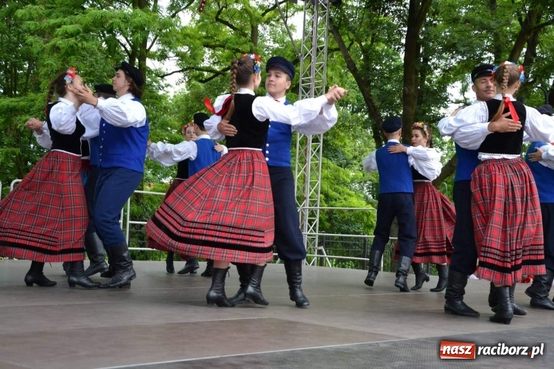 Zdjęcie w galerii na portalu naszraciborz.pl: Węgrzy, Słowacy i Ukraińcy zatańczyli na zamku  wiadomości z regionu