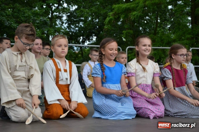 Zdjęcie w galerii na portalu naszraciborz.pl: Węgrzy, Słowacy i Ukraińcy zatańczyli na zamku  wiadomości z regionu