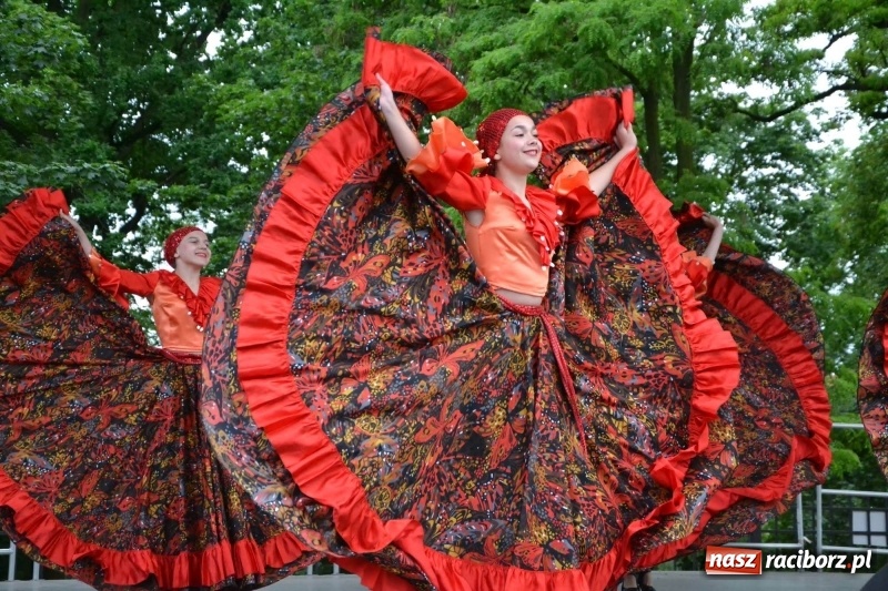 Zdjęcie w galerii na portalu naszraciborz.pl: Węgrzy, Słowacy i Ukraińcy zatańczyli na zamku  wiadomości z regionu