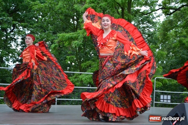 Zdjęcie w galerii na portalu naszraciborz.pl: Węgrzy, Słowacy i Ukraińcy zatańczyli na zamku  wiadomości z regionu