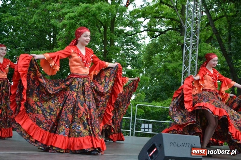 Zdjęcie w galerii na portalu naszraciborz.pl: Węgrzy, Słowacy i Ukraińcy zatańczyli na zamku  wiadomości z regionu