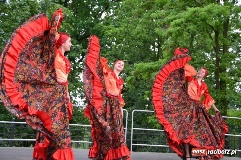 Zdjęcie w galerii na portalu naszraciborz.pl: Węgrzy, Słowacy i Ukraińcy zatańczyli na zamku  wiadomości z regionu