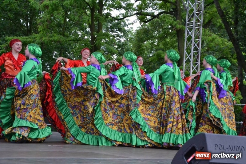 Zdjęcie w galerii na portalu naszraciborz.pl: Węgrzy, Słowacy i Ukraińcy zatańczyli na zamku  wiadomości z regionu