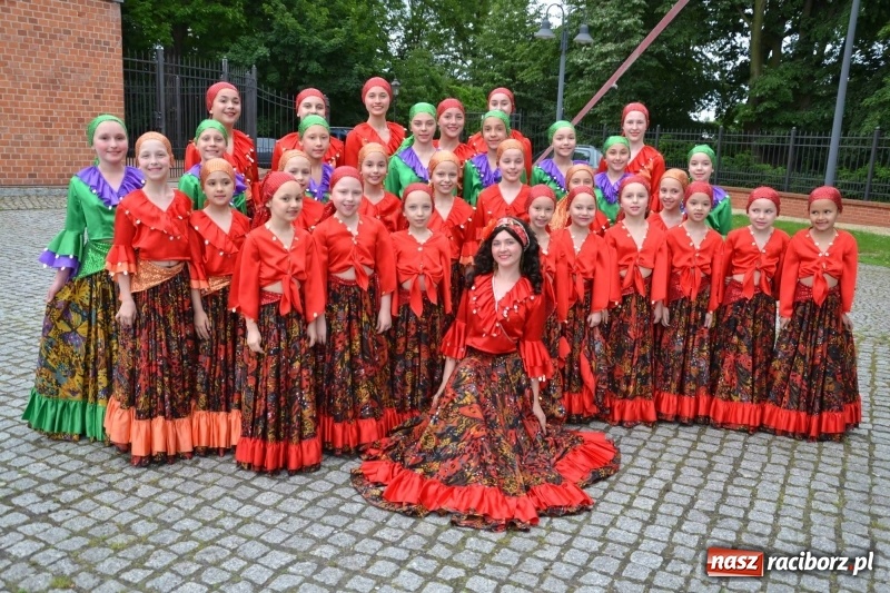 Zdjęcie w galerii na portalu naszraciborz.pl: Węgrzy, Słowacy i Ukraińcy zatańczyli na zamku  wiadomości z regionu