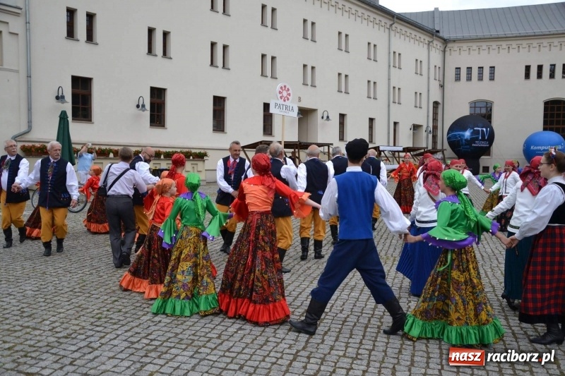 Zdjęcie w galerii na portalu naszraciborz.pl: Węgrzy, Słowacy i Ukraińcy zatańczyli na zamku  wiadomości z regionu