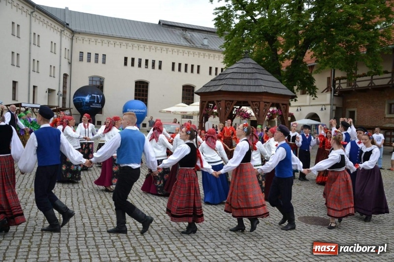 Zdjęcie w galerii na portalu naszraciborz.pl: Węgrzy, Słowacy i Ukraińcy zatańczyli na zamku  wiadomości z regionu