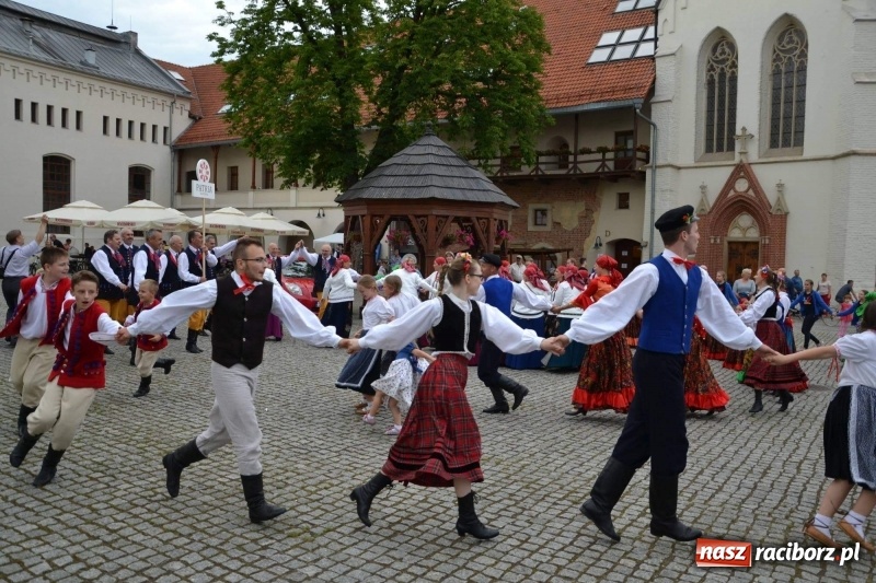 Zdjęcie w galerii na portalu naszraciborz.pl: Węgrzy, Słowacy i Ukraińcy zatańczyli na zamku  wiadomości z regionu