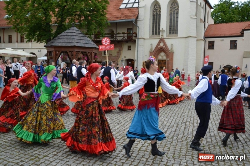 Zdjęcie w galerii na portalu naszraciborz.pl: Węgrzy, Słowacy i Ukraińcy zatańczyli na zamku  wiadomości z regionu