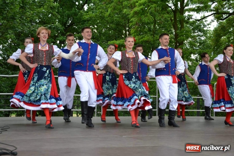 Zdjęcie w galerii na portalu naszraciborz.pl: Węgrzy, Słowacy i Ukraińcy zatańczyli na zamku  wiadomości z regionu
