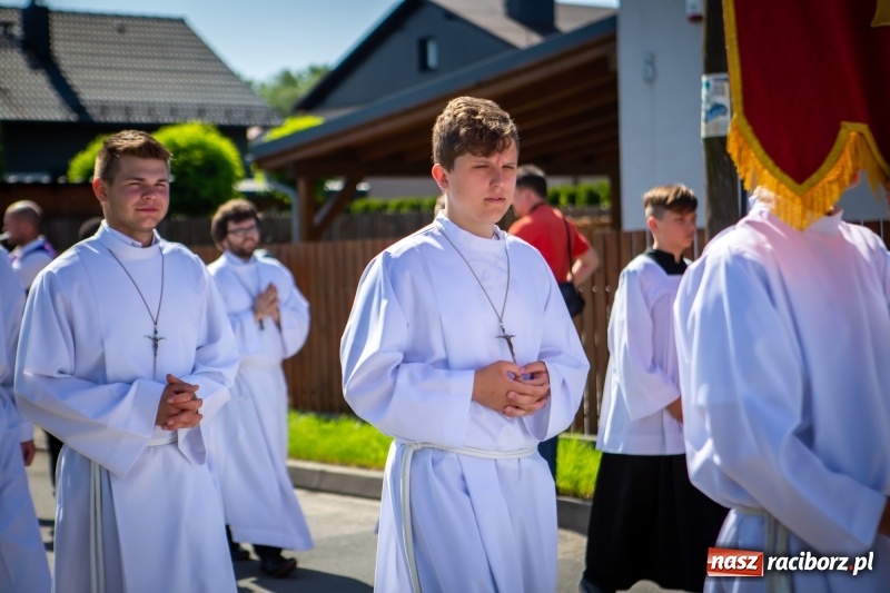 Zdjęcie w galerii na portalu naszraciborz.pl: Stara Wieś przeżywa prymicje księdza Rafała Kurka  wiadomości z regionu