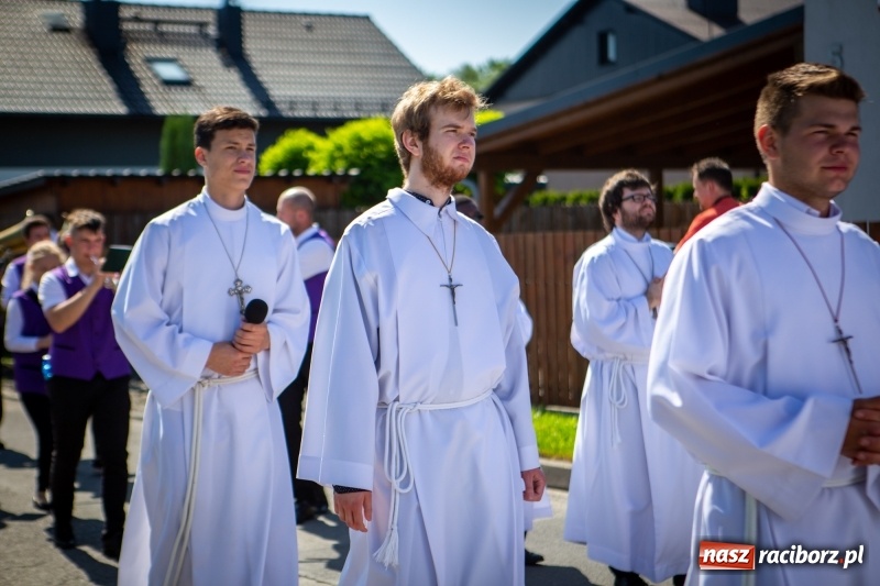 Zdjęcie w galerii na portalu naszraciborz.pl: Stara Wieś przeżywa prymicje księdza Rafała Kurka  wiadomości z regionu