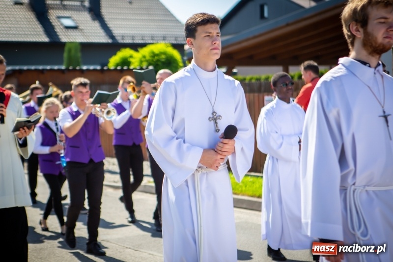 Zdjęcie w galerii na portalu naszraciborz.pl: Stara Wieś przeżywa prymicje księdza Rafała Kurka  wiadomości z regionu