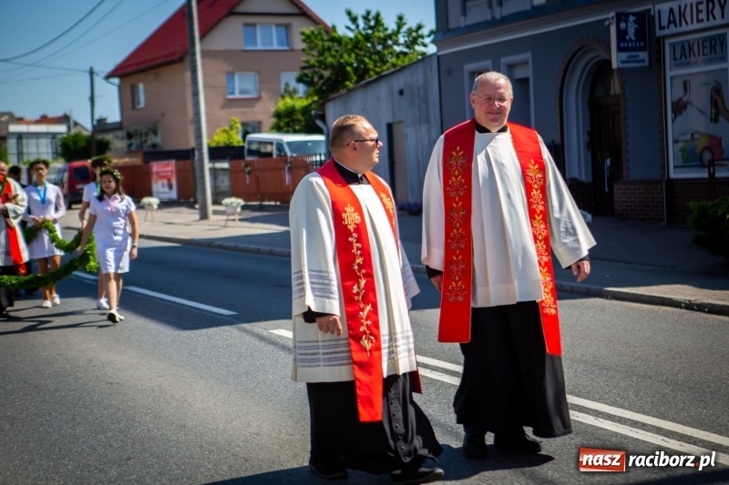 Zdjęcie w galerii na portalu naszraciborz.pl: Stara Wieś przeżywa prymicje księdza Rafała Kurka  wiadomości z regionu