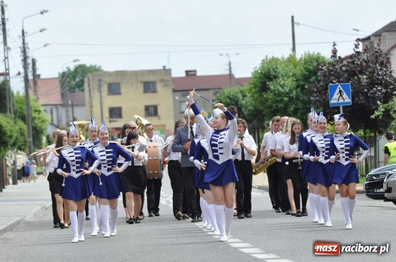 Zdjęcie w galerii na portalu naszraciborz.pl: Jest w orkiestrach dętych wielka siła. Przemarsz przez Tworków [WIDEO]  wiadomości z regionu
