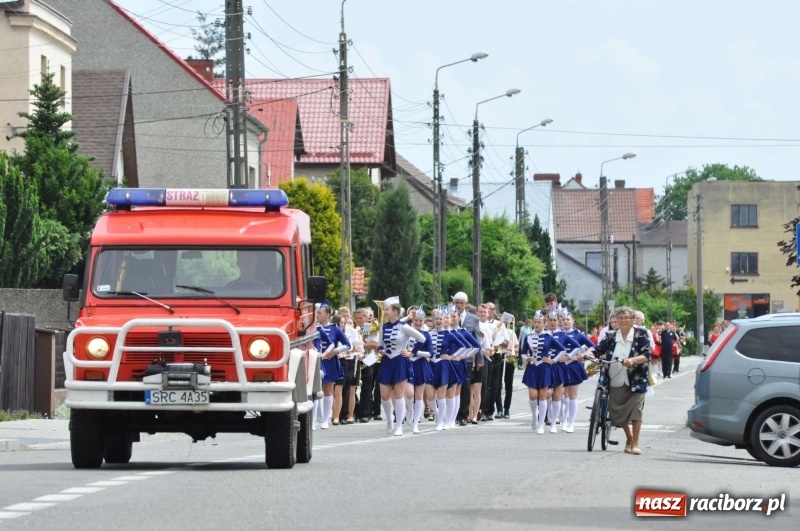 Zdjęcie w galerii na portalu naszraciborz.pl: Jest w orkiestrach dętych wielka siła. Przemarsz przez Tworków [WIDEO]  wiadomości z regionu