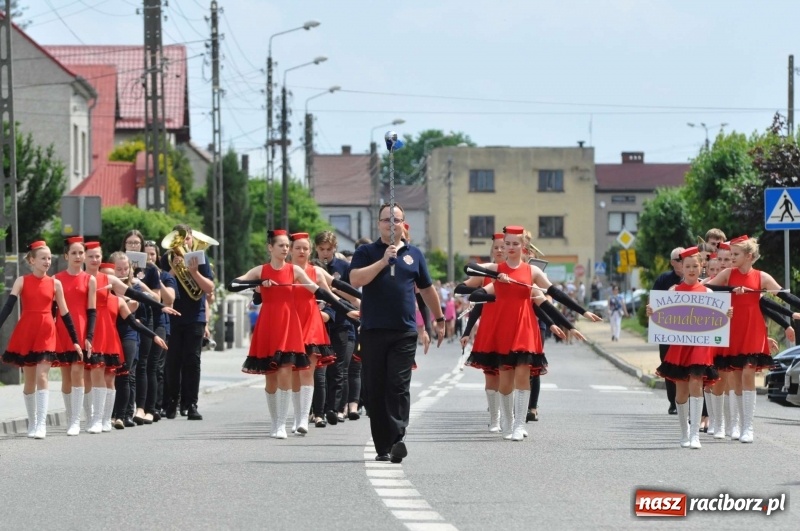 Zdjęcie w galerii na portalu naszraciborz.pl: Jest w orkiestrach dętych wielka siła. Przemarsz przez Tworków [WIDEO]  wiadomości z regionu