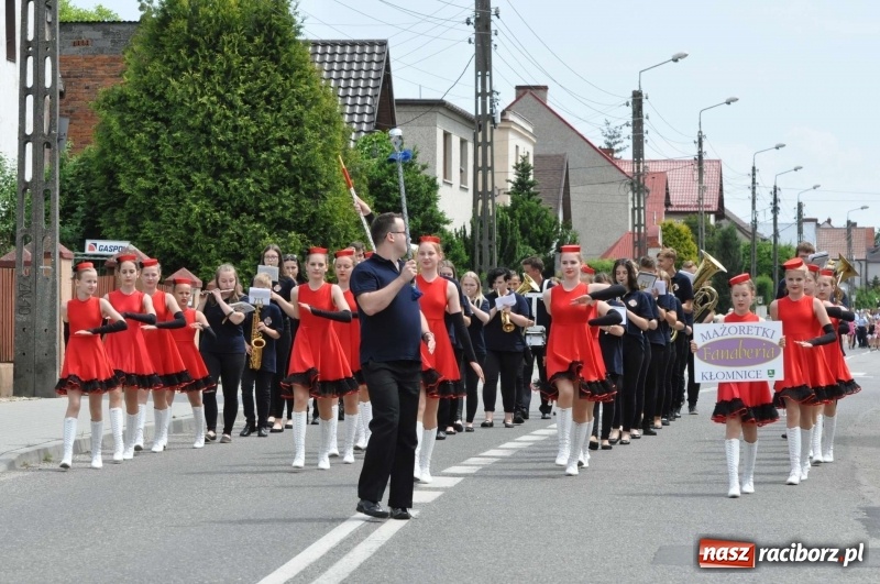 Zdjęcie w galerii na portalu naszraciborz.pl: Jest w orkiestrach dętych wielka siła. Przemarsz przez Tworków [WIDEO]  wiadomości z regionu