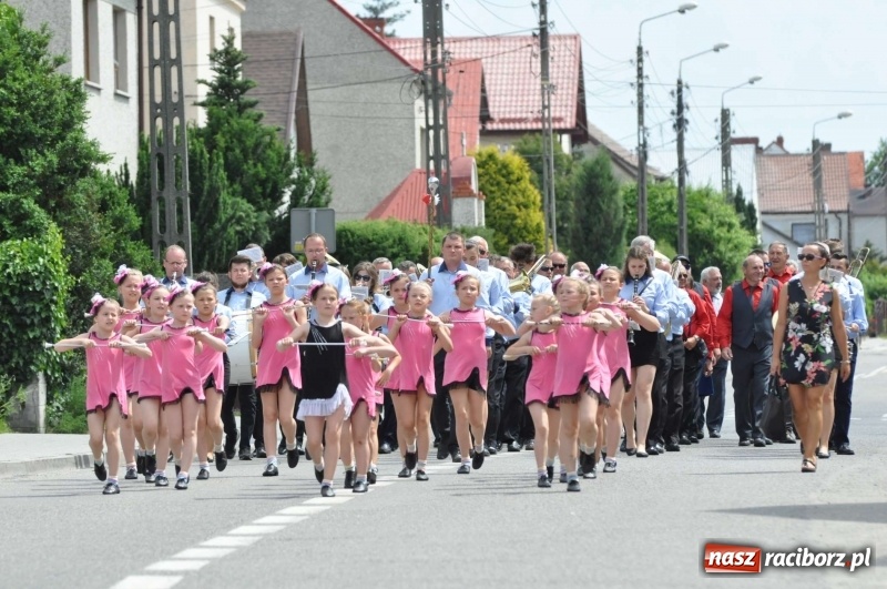 Zdjęcie w galerii na portalu naszraciborz.pl: Jest w orkiestrach dętych wielka siła. Przemarsz przez Tworków [WIDEO]  wiadomości z regionu