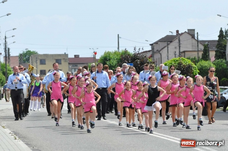 Zdjęcie w galerii na portalu naszraciborz.pl: Jest w orkiestrach dętych wielka siła. Przemarsz przez Tworków [WIDEO]  wiadomości z regionu