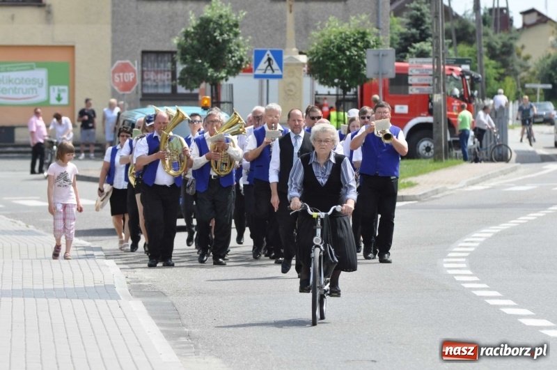 Zdjęcie w galerii na portalu naszraciborz.pl: Jest w orkiestrach dętych wielka siła. Przemarsz przez Tworków [WIDEO]  wiadomości z regionu