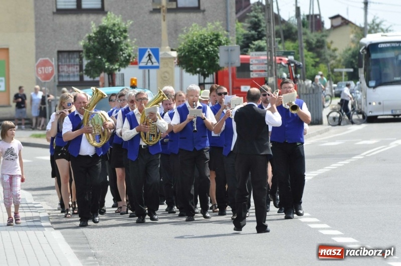 Zdjęcie w galerii na portalu naszraciborz.pl: Jest w orkiestrach dętych wielka siła. Przemarsz przez Tworków [WIDEO]  wiadomości z regionu