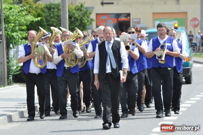Zdjęcie w galerii na portalu naszraciborz.pl: Jest w orkiestrach dętych wielka siła. Przemarsz przez Tworków [WIDEO]  wiadomości z regionu