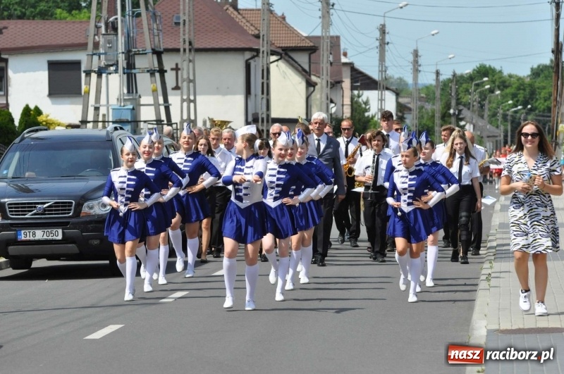 Zdjęcie w galerii na portalu naszraciborz.pl: Jest w orkiestrach dętych wielka siła. Przemarsz przez Tworków [WIDEO]  wiadomości z regionu