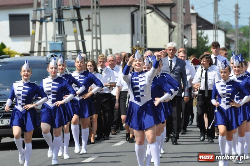 Zdjęcie w galerii na portalu naszraciborz.pl: Jest w orkiestrach dętych wielka siła. Przemarsz przez Tworków [WIDEO]  wiadomości z regionu