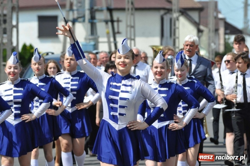 Zdjęcie w galerii na portalu naszraciborz.pl: Jest w orkiestrach dętych wielka siła. Przemarsz przez Tworków [WIDEO]  wiadomości z regionu