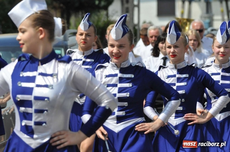 Zdjęcie w galerii na portalu naszraciborz.pl: Jest w orkiestrach dętych wielka siła. Przemarsz przez Tworków [WIDEO]  wiadomości z regionu